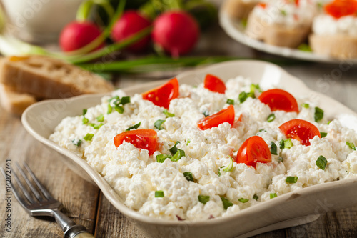 Fresh cottage cheese, served with fresh vegetables and cream.