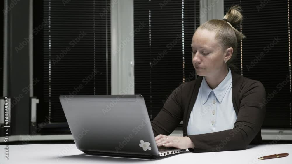 Девушка в офисе работает за компьютером. Stock-Video | Adobe Stock