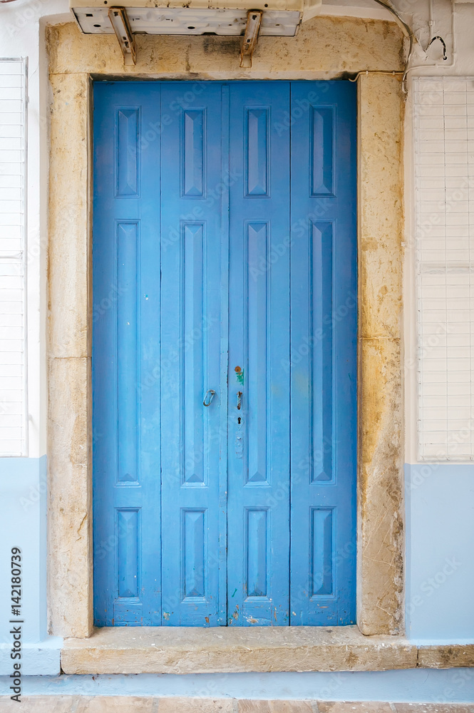 Naklejka premium Old blue wooden door