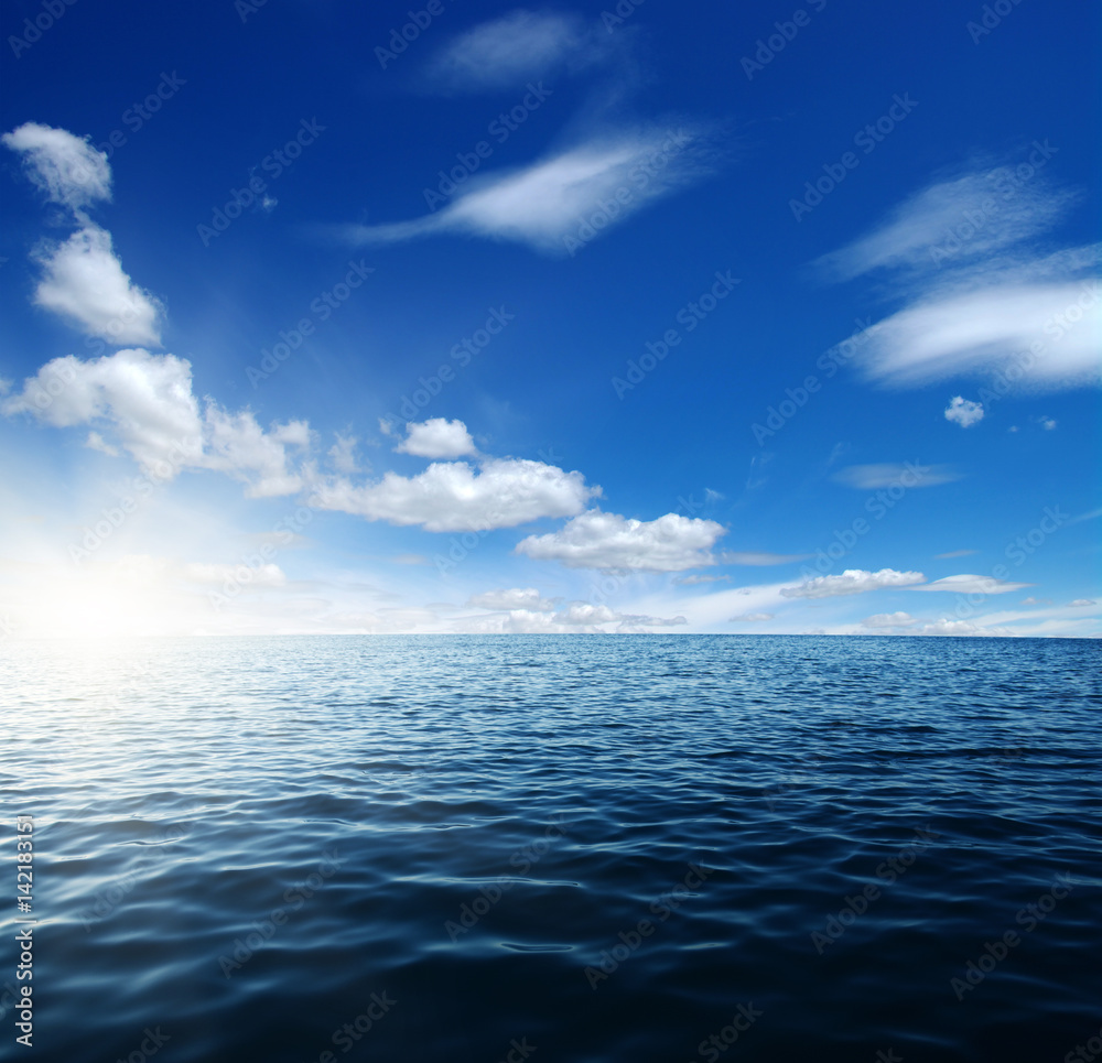 Obraz premium Blue sea and sun