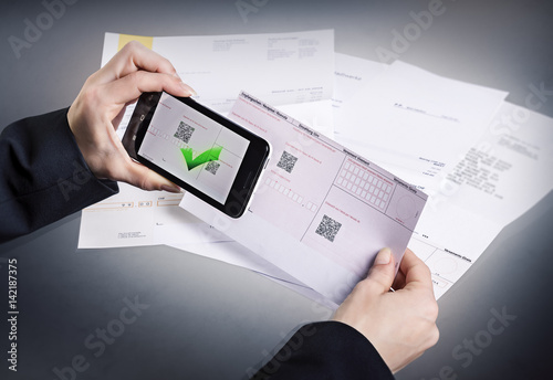 Digitale Rechnungen Bezahlen mit Smartphone 