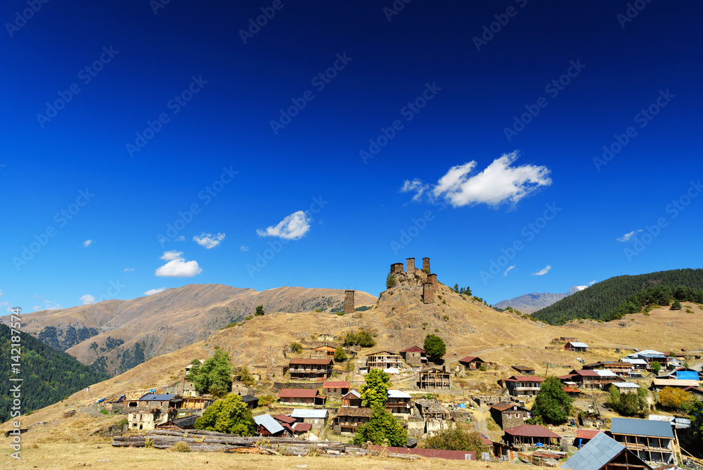 Fototapeta premium Twierdza Keselo w wiosce Upper Omalo. Tusheti Nature Reserve. Gruzja