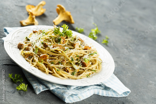 Spaghetti with chanterelle mushrooms and herbs
