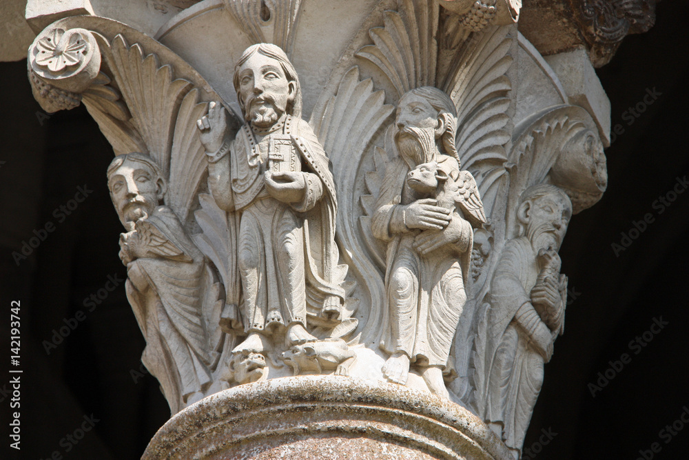 Chapiteau médiéval historié à la basilique de Vézelay en Bourgogne, France