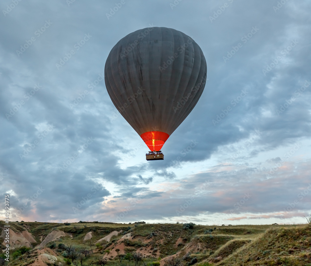Fototapeta Balony na gorące powietrze (balony atmosferyczne) latające nad górskim krajobrazem w Kapadocji, wpisane na Listę Światowego Dziedzictwa UNESCO od 1985 r.) - Turcja