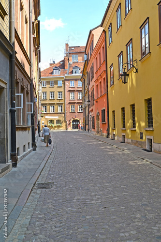 Fototapeta Naklejka Na Ścianę i Meble -  WARSAW, POLAND. View of the narrow small street of the Old city
