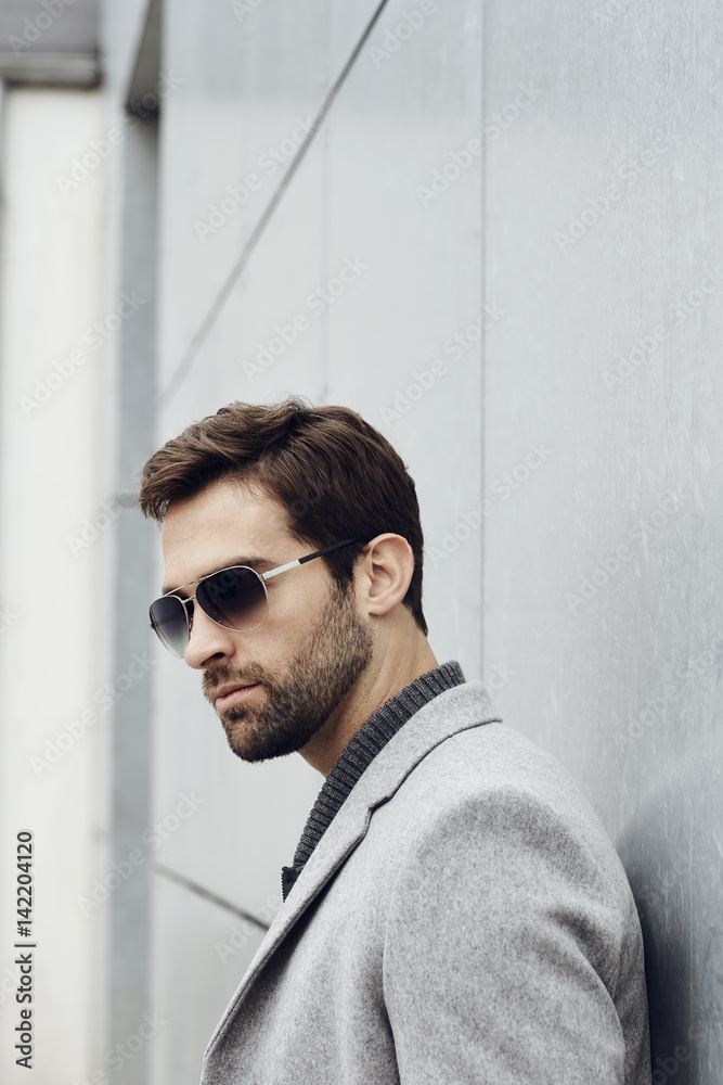 Obraz premium Sunglasses guy in grey overcoat