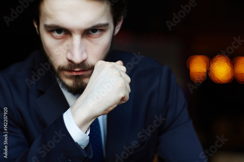 Fotografia Head and shoulders portrait of handsome bearded man wearing elegant business sui