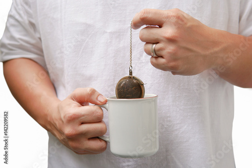 Cuadro en lienzo Man using a tea infuser