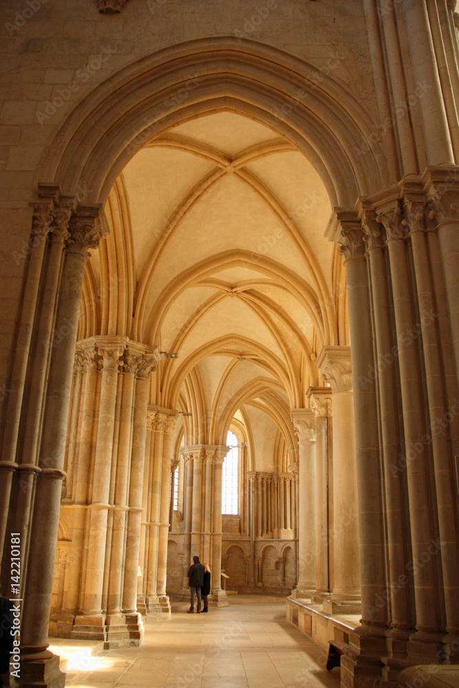 Voûtes du chœur de la basilique de Vézelay en Bourgogne, France
