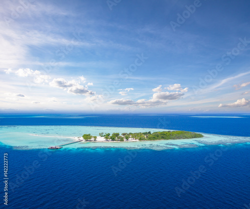 Fototapeta Naklejka Na Ścianę i Meble -  Beautiful small tropical island on Maldives