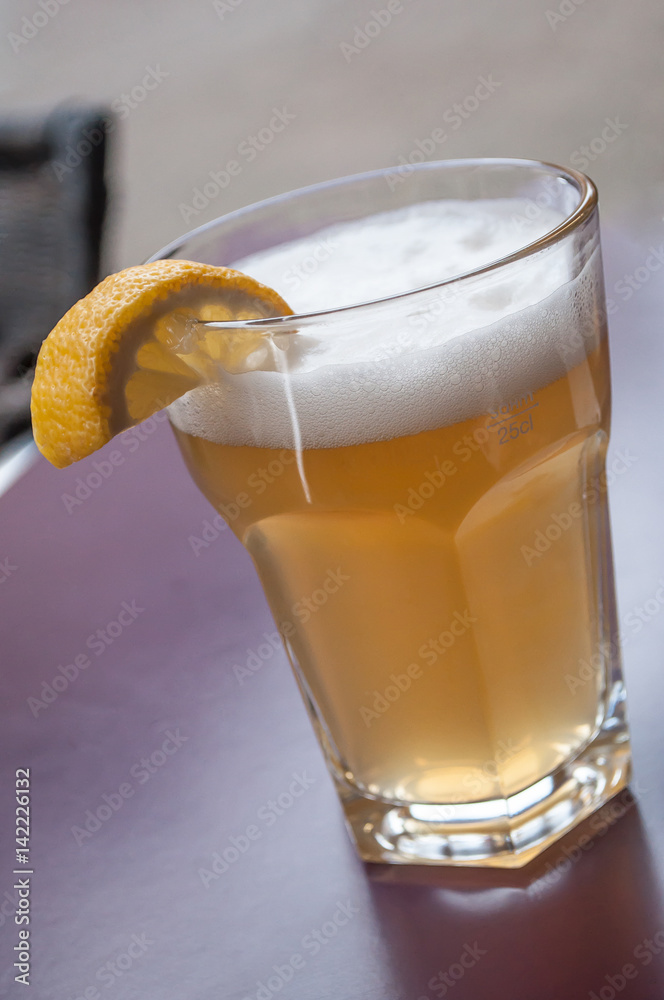 verre de bière blanche, et rondelle de citron Photos | Adobe Stock