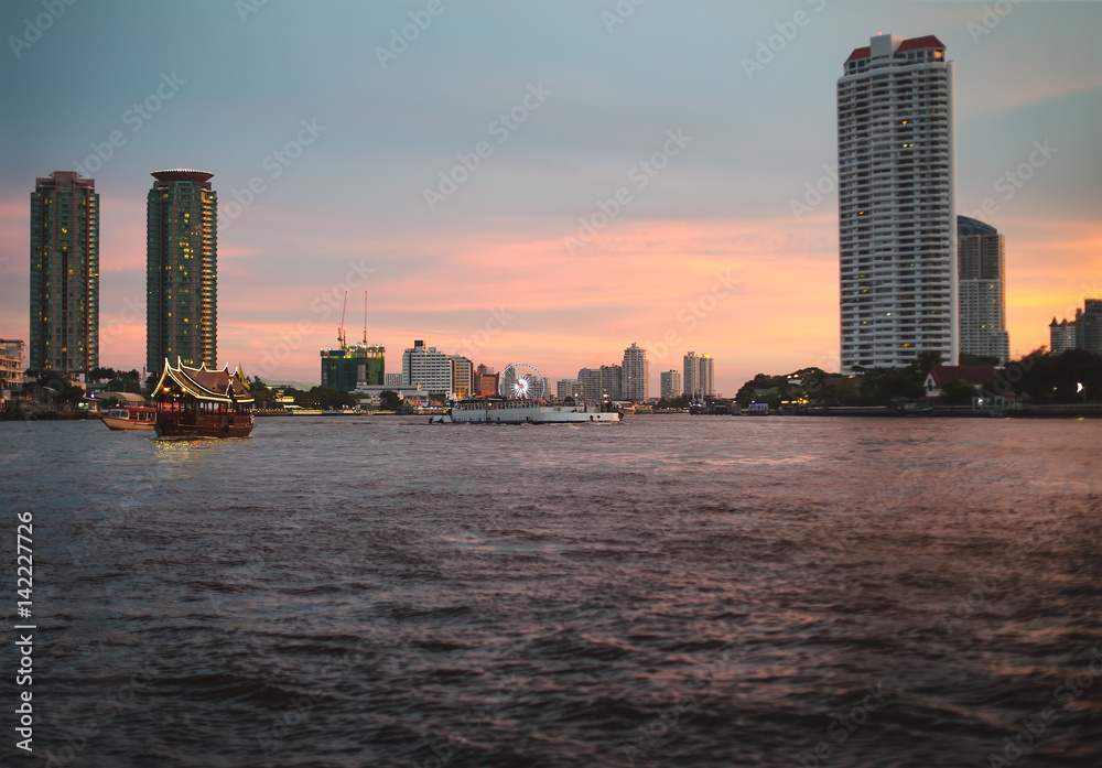Obraz premium Colorful sunset in Bangkok on Chao Phraya river
