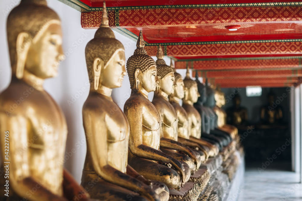 Fototapeta premium Row of Golden Buddha in Thailand