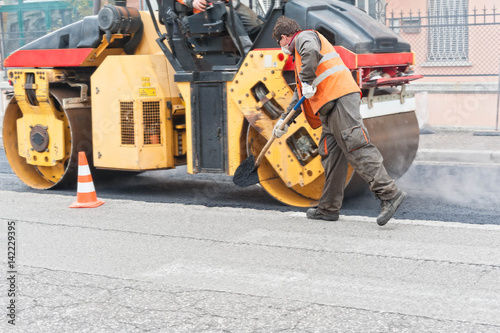 Construction worker with shovel. Urban road under construction. © Franco Nadalin