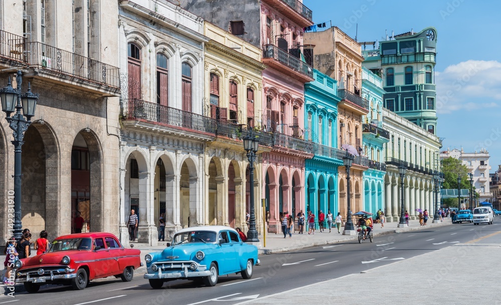 Hauptstraße in Havanna „Calle Paseo de Marti“ mit alten restaurierten Häuserfronten und Oldtimer auf der Straße