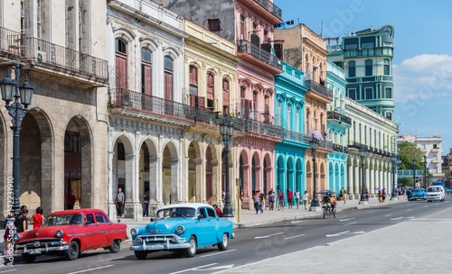 Hauptstraße in Havanna „Calle Paseo de Marti“ mit alten restaurierten Häuserfronten und Oldtimer auf der Straße © Knipsersiggi