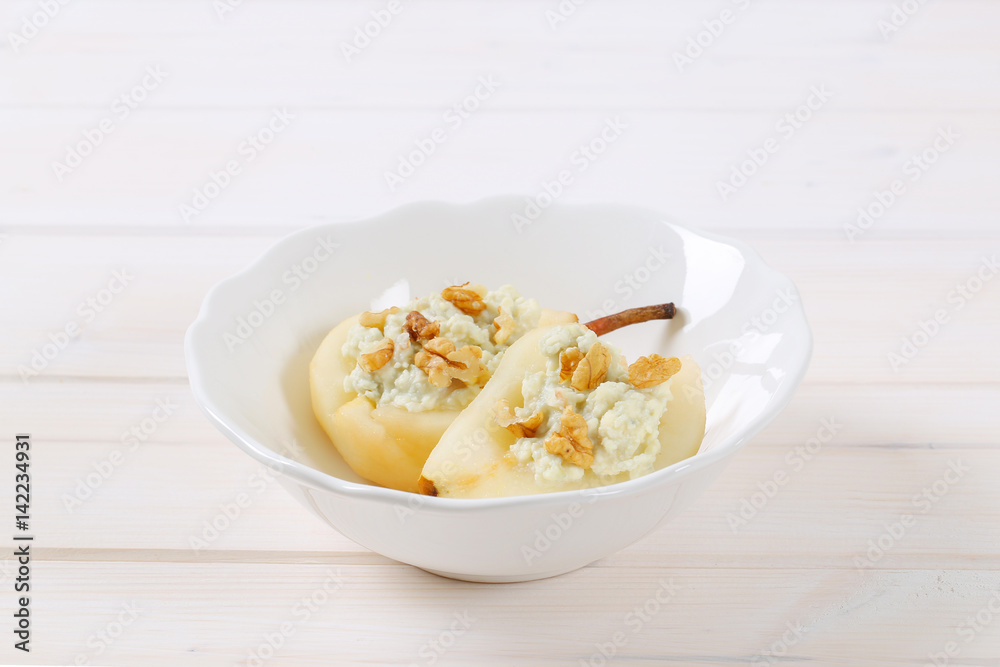 pears with blue cheese and walnuts pears with blue cheese and walnuts