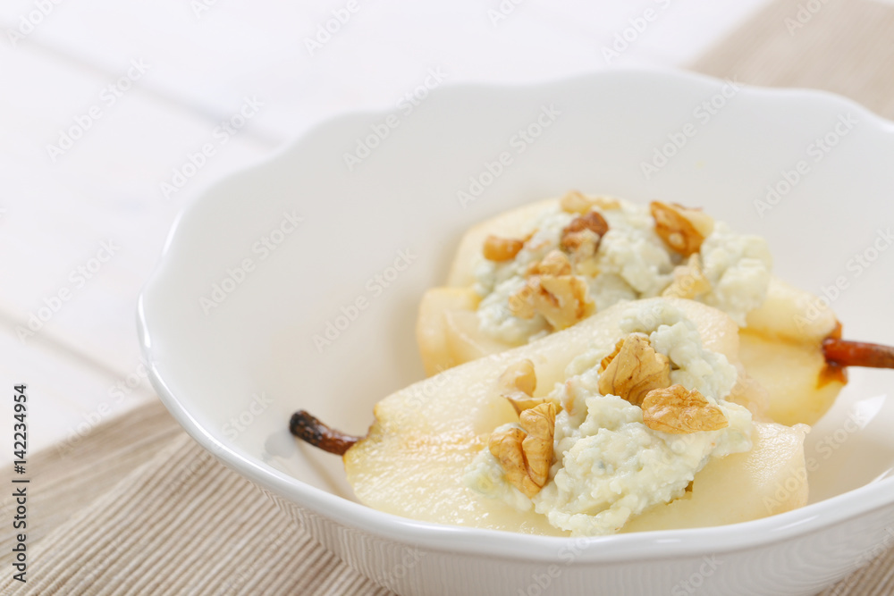 pears with blue cheese and walnuts pears with blue cheese and walnuts
