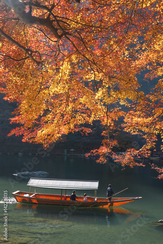 晩秋の嵐山　屋形船と紅葉