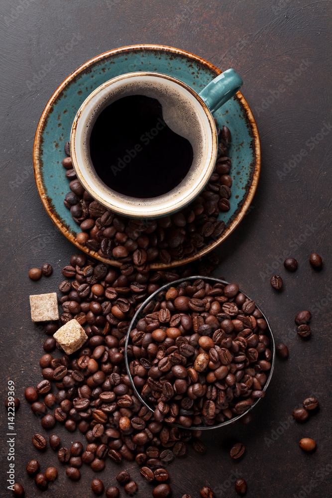 Naklejka premium Coffee cup, beans and sugar
