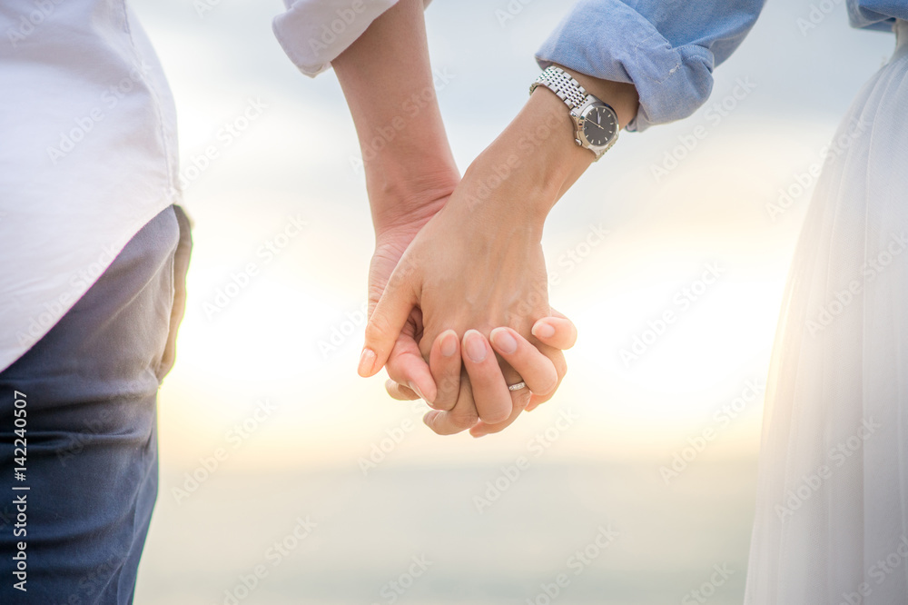 Couple holding hands - obrazy, fototapety, plakaty 