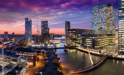 Canary Wharf und die Docklands in London nach Sonnenuntergang photo