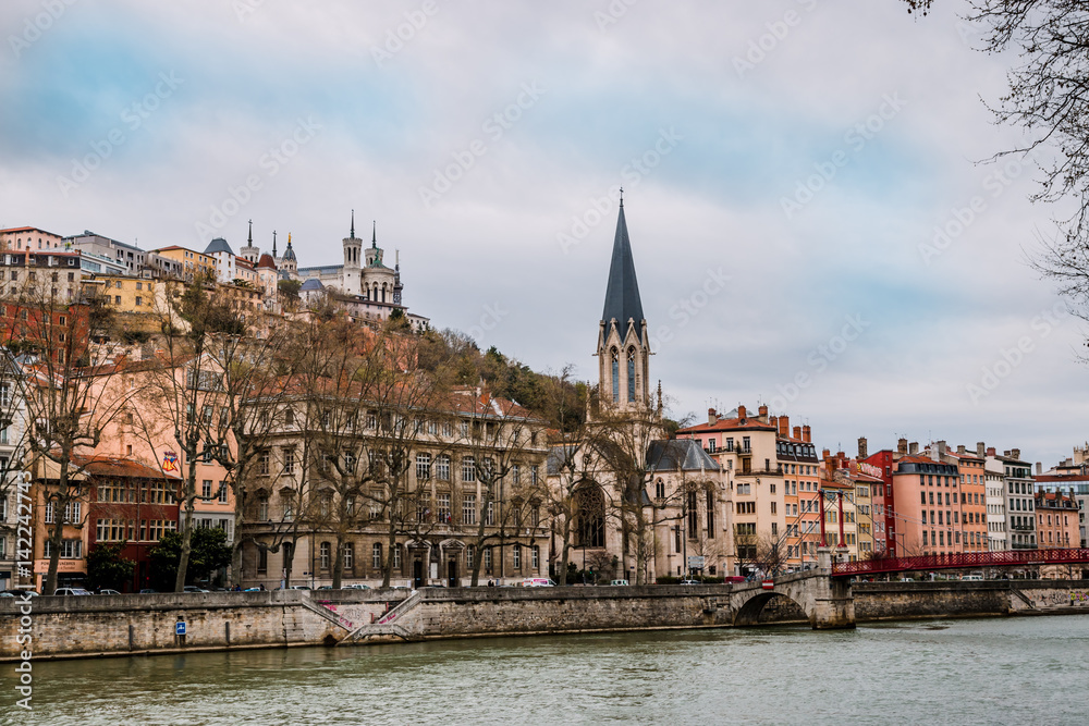 Fototapeta premium Quartier Saint-Georges et vieux Lyon vu des quais de Saône 