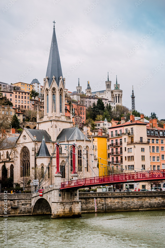 Fototapeta premium Quartier Saint-Georges et vieux Lyon vu des quais de Saône 