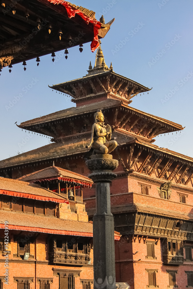 Fototapeta premium Durbar Square buildings and statue, Patan, Nepal