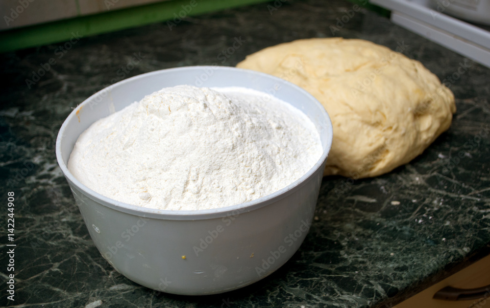 Preparing a flour for gingerbread