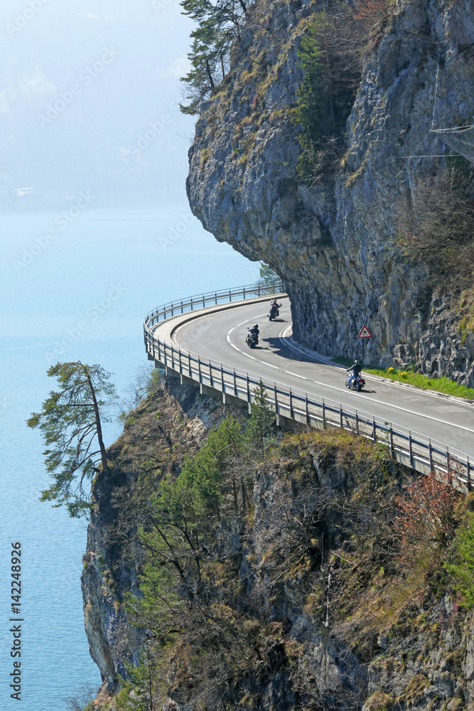 Obraz premium strasse, beatenbucht, alpen, schweiz 