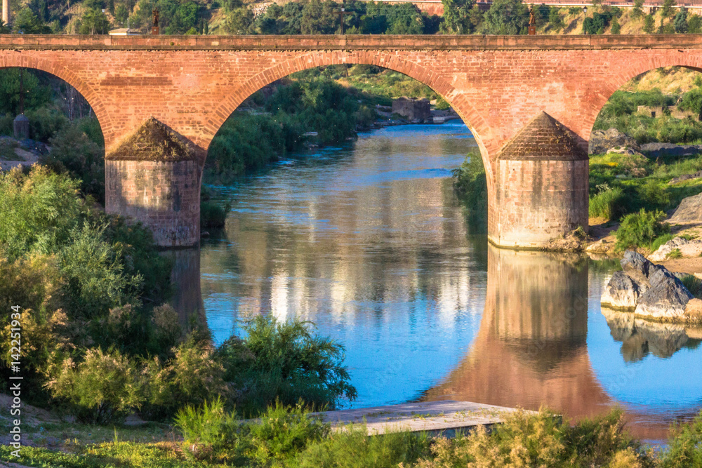 Fototapeta premium Odbicia pod kamiennym mostem