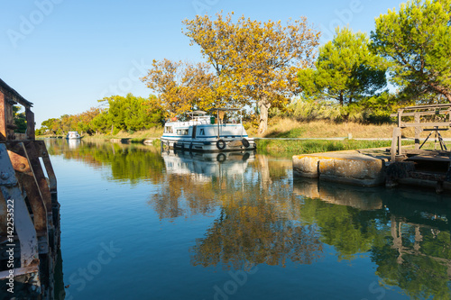 Fotografie Canal de la Robine lock Ile Sainte Lucie, Port Nouvelle, France