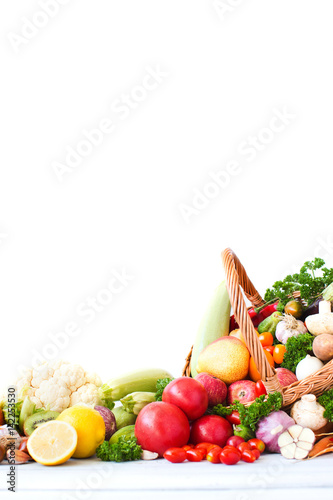 Fototapeta Naklejka Na Ścianę i Meble -  Fresh vegetables in basket