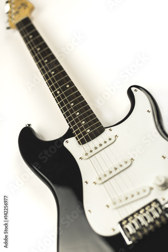 Guitarra eléctrica sobre fondo blanco