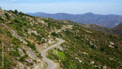 Carretera de curvas por la montaña 