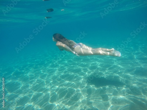 Chica buceando bajo del mar
