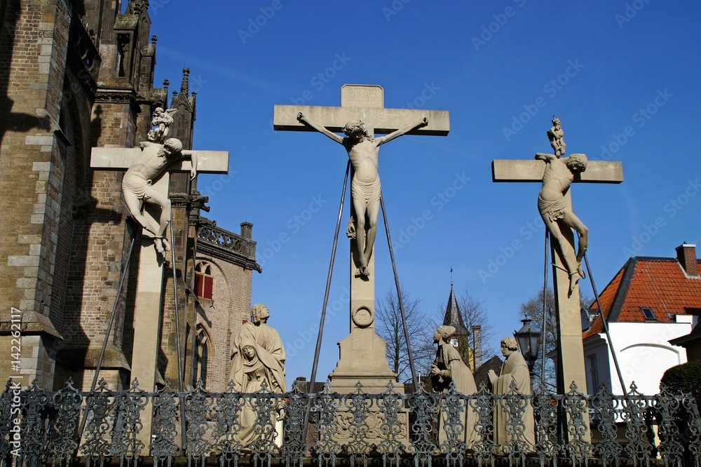Kreuzigungsgruppe vor dem Xantener Dom