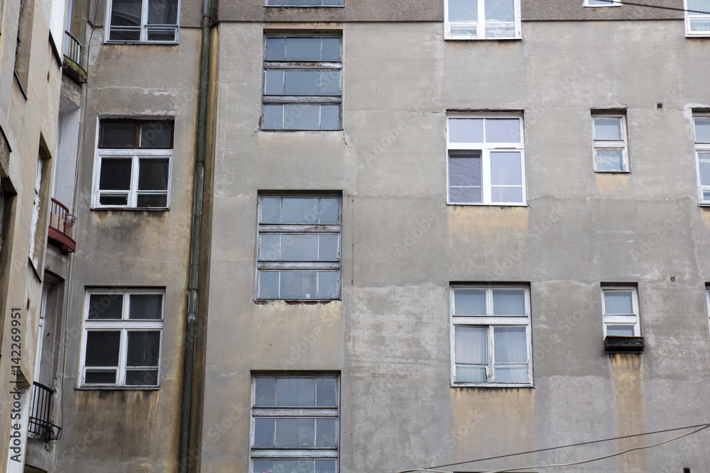 Obraz premium The facade of the old abandoned house with windows