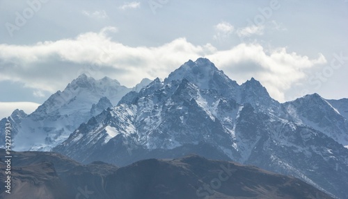 Горный пейзаж, красивый вид на горное ущелье, высокие склоны. Горы и природа Северного Кавказа © Ivan_Gatsenko