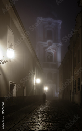 Dzwonnica Fary w Poznaniu we mgle