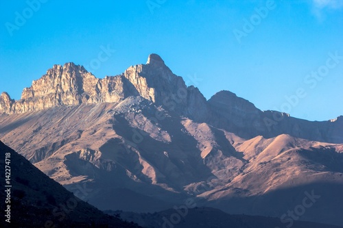 Красивый вид на высокие скалы в солнечном свете. Природа Северного Кавказа, горный пейзаж