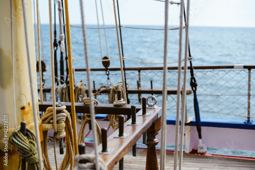 Tableau sur toile Blue sky and vintage 19th-century sailing ship mast, sunny background
