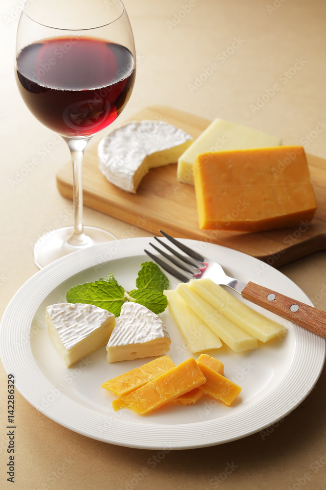 チーズとワイン　Cheese and red wine