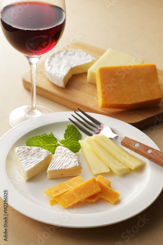 チーズとワイン　Cheese and red wine