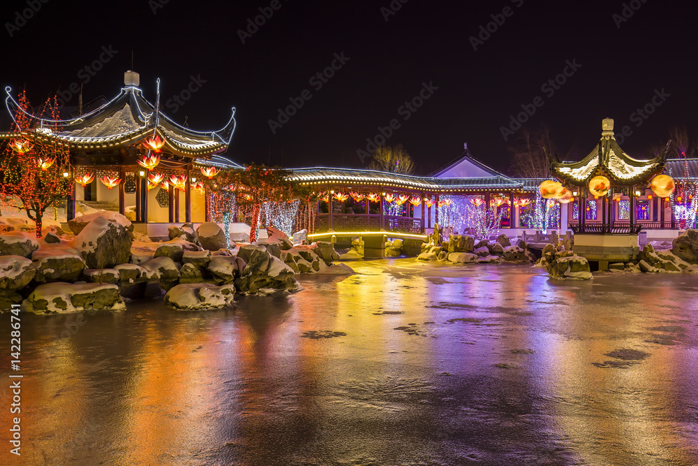 Naklejka premium Chinese traditional buildings at night
