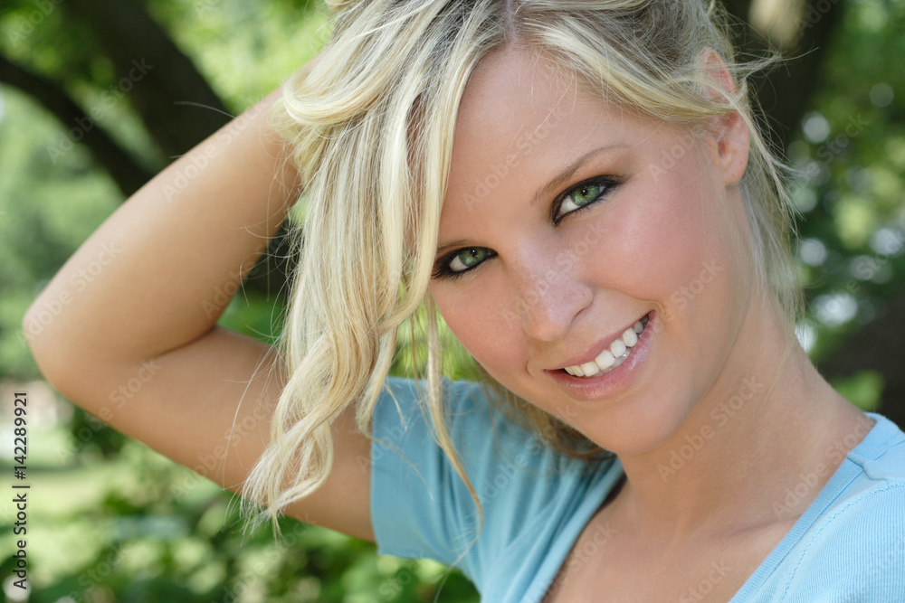 Naklejka premium Beautiful blonde model in the park
