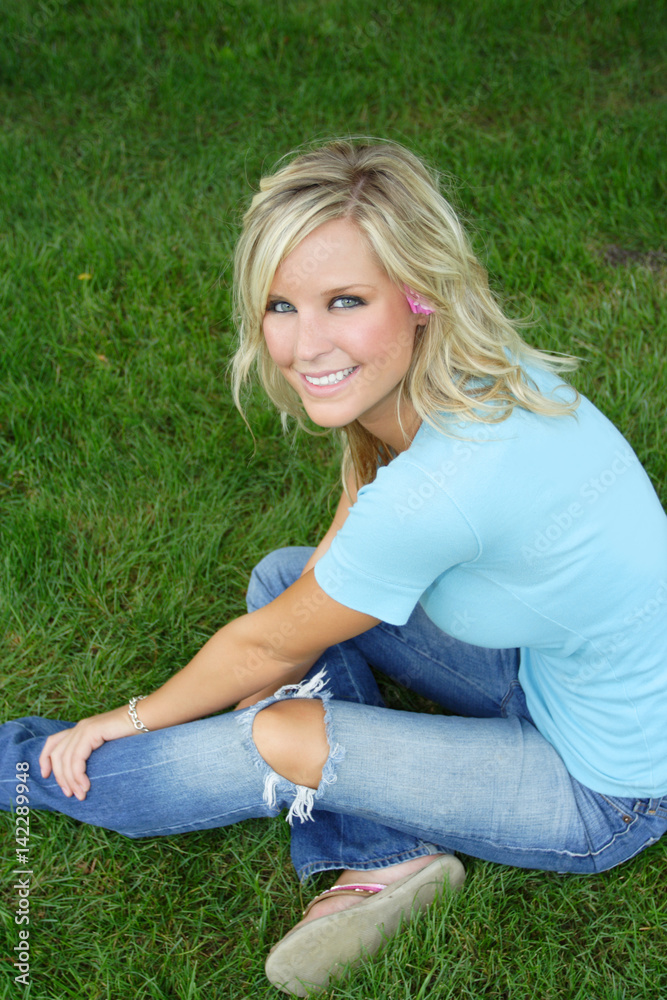 Fototapeta premium Beautiful blonde model in the park