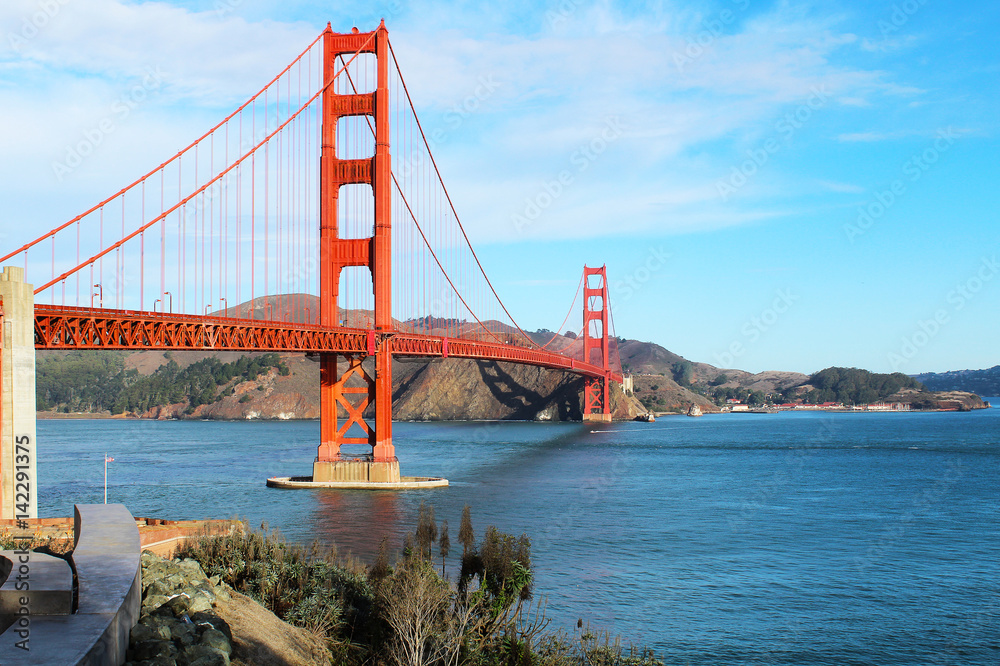 Obraz premium Golden Gate Bridge in San Francisco USA on a bright sunny day